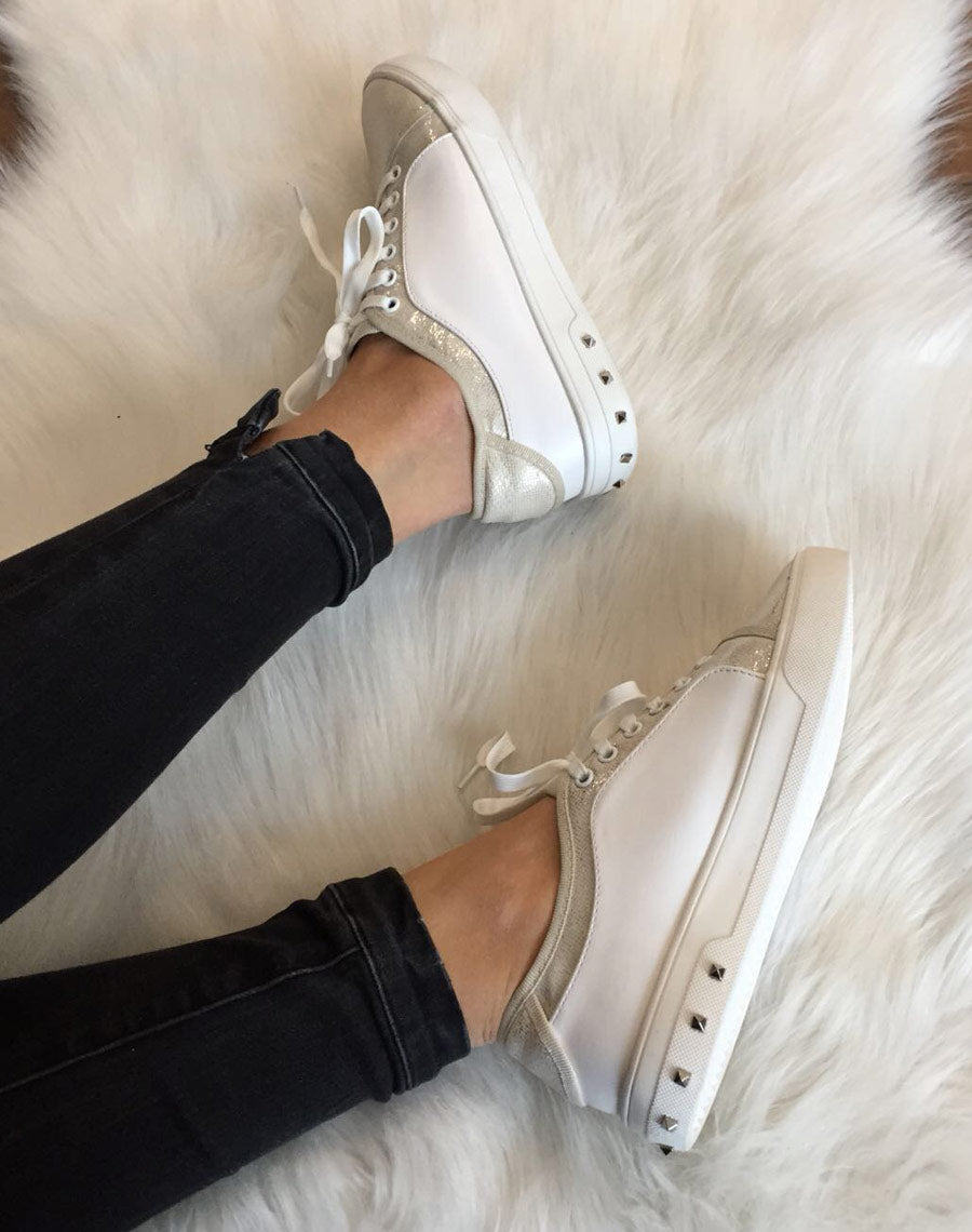 Baskets beiges et blanches brillantes