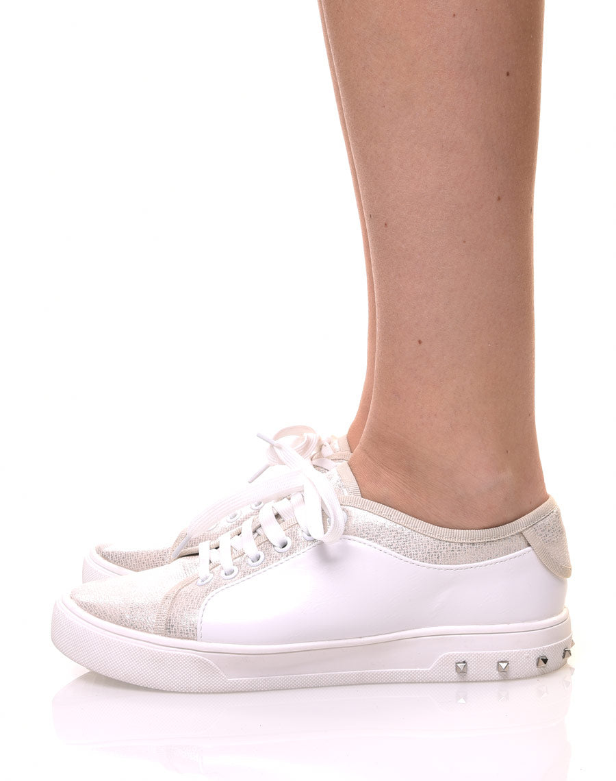 Baskets beiges et blanches brillantes