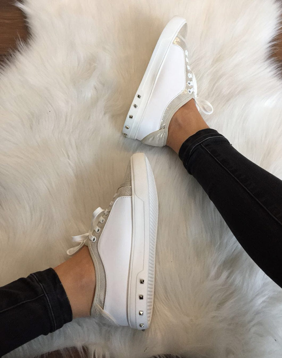 Baskets beiges et blanches brillantes