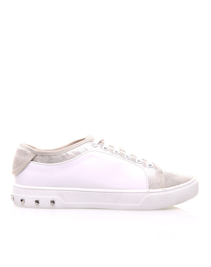 Baskets beiges et blanches brillantes
