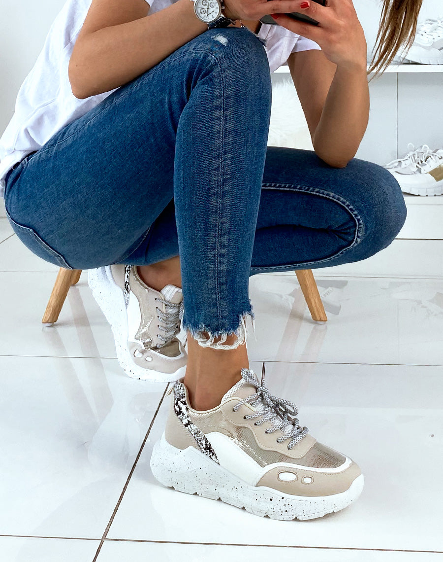 Baskets beiges et blanches à empiècements dorés et python