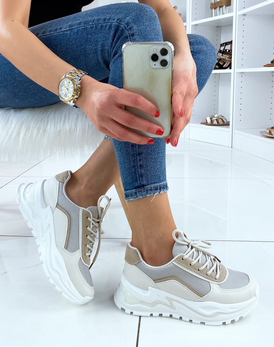 Baskets beiges à grosse plateforme blanche