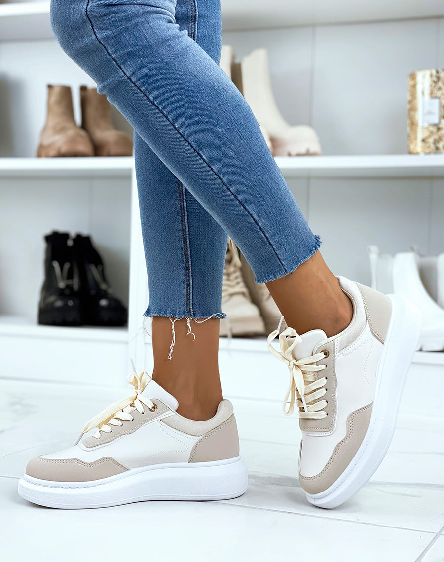 Baskets beiges à lacets beiges et semelle épaisse blanche
