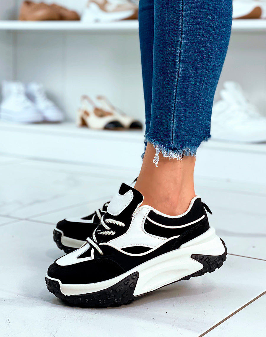 Baskets bi-couleur blanc et noir à lacets ornées de motifs