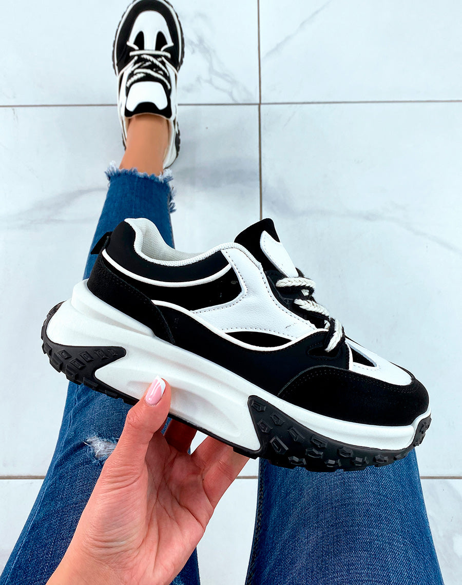 Baskets bi-couleur blanc et noir à lacets ornées de motifs