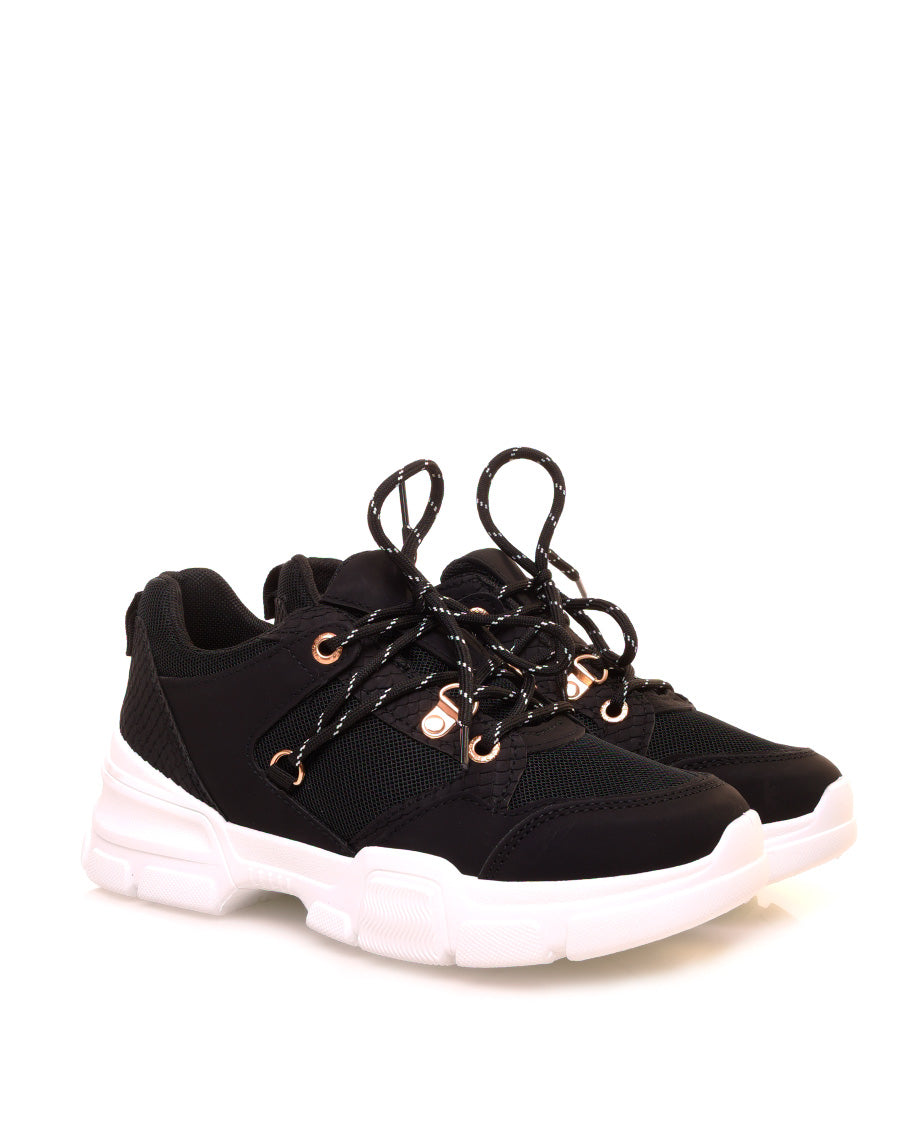 Baskets bi-matières blanches et noires à semelles compensées et à lacets fantaisies