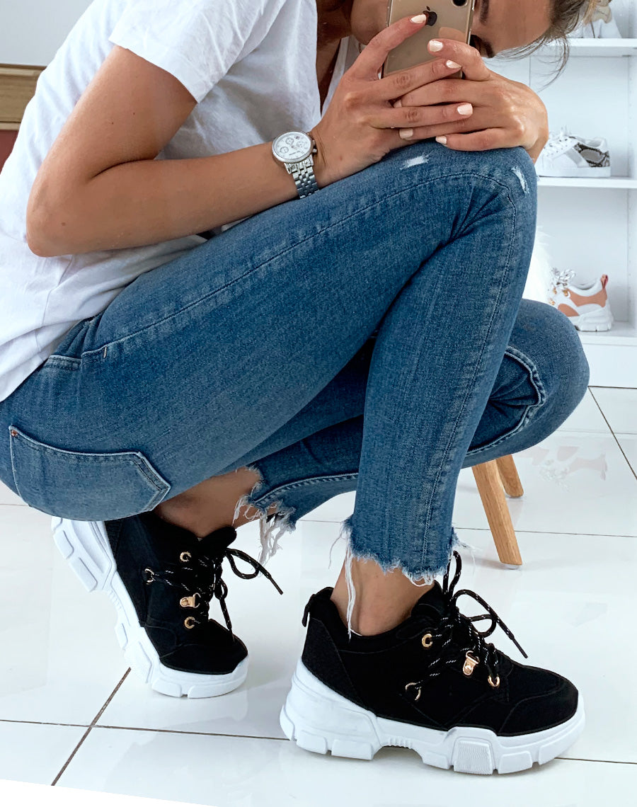 Baskets bi-matières blanches et noires à semelles compensées et à lacets fantaisies