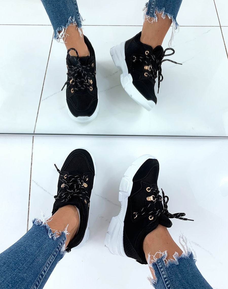 Baskets bi-matières blanches et noires à semelles compensées et à lacets fantaisies