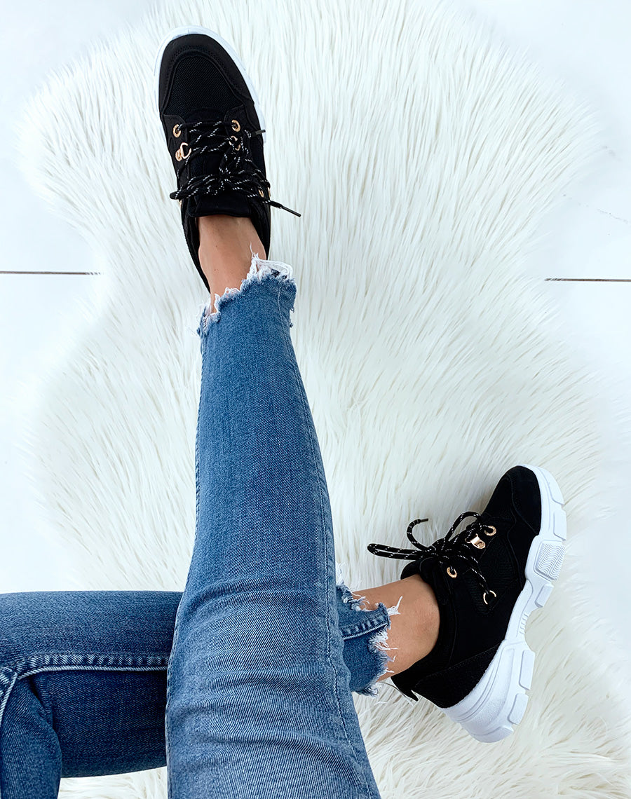 Baskets bi-matières blanches et noires à semelles compensées et à lacets fantaisies