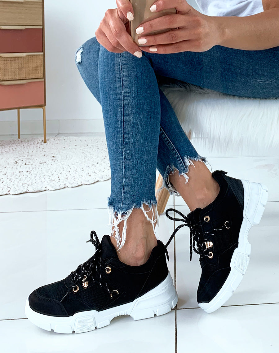 Baskets bi-matières blanches et noires à semelles compensées et à lacets fantaisies