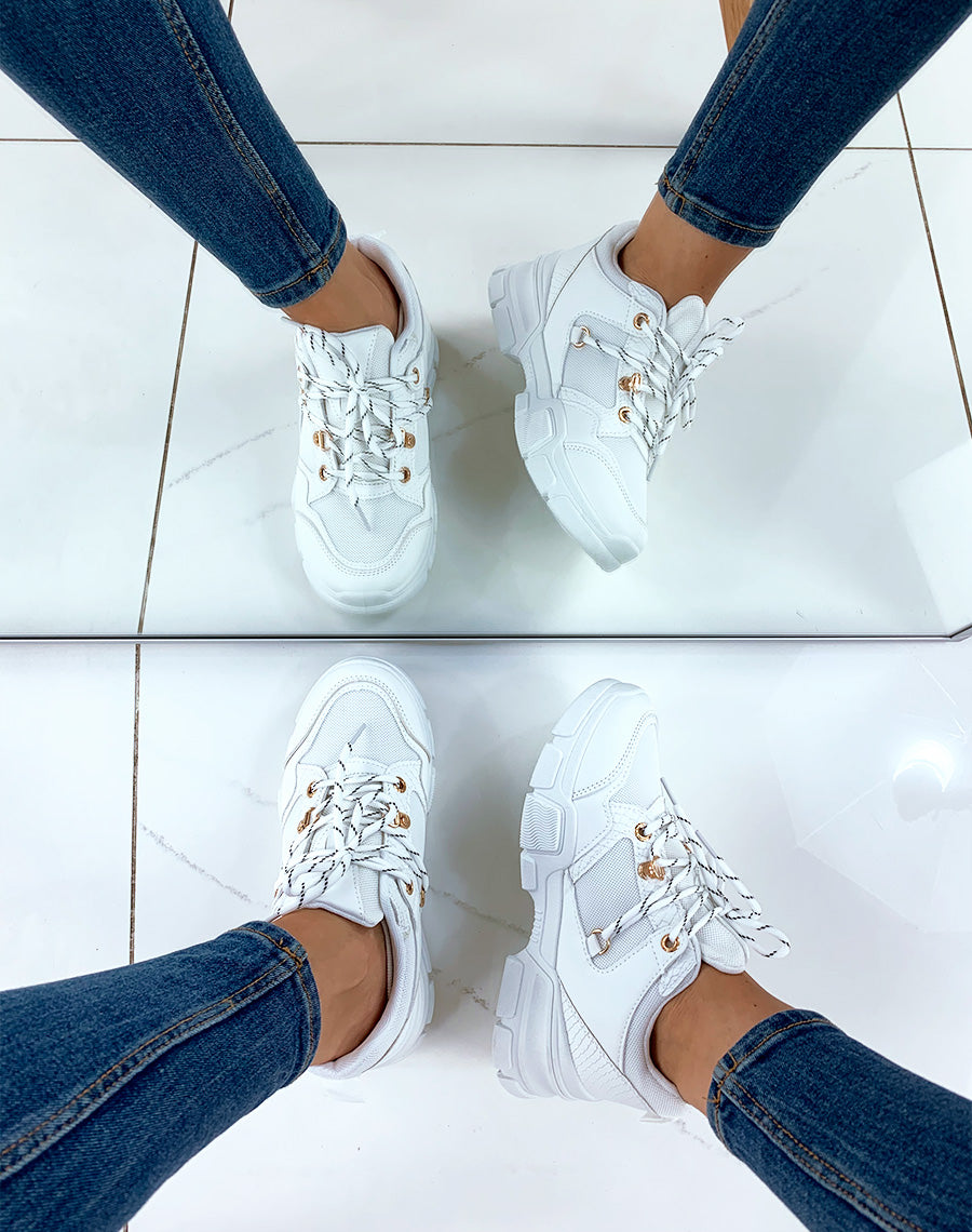 Baskets bi-matières blanches à semelles compensées et à lacets fantaisies