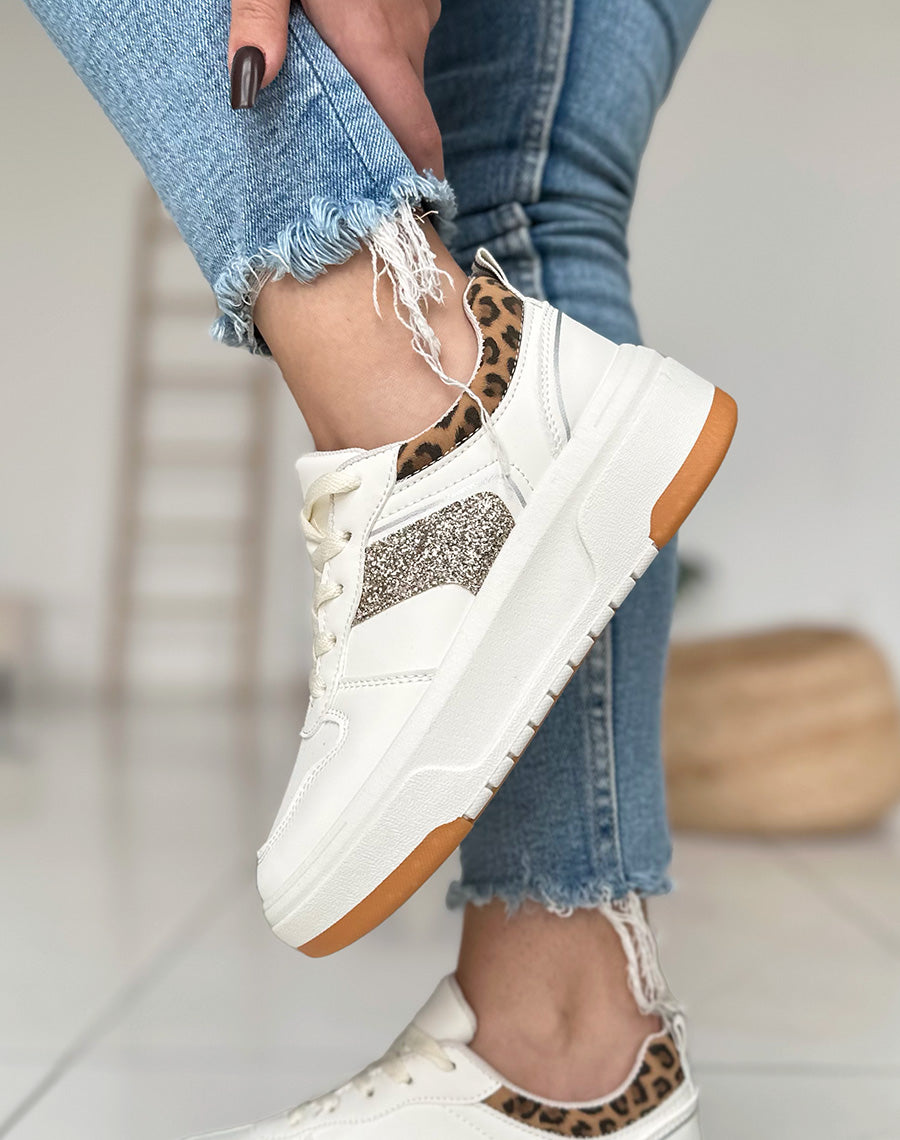 Baskets blanc cassé à empiècement léopard et pailleté doré