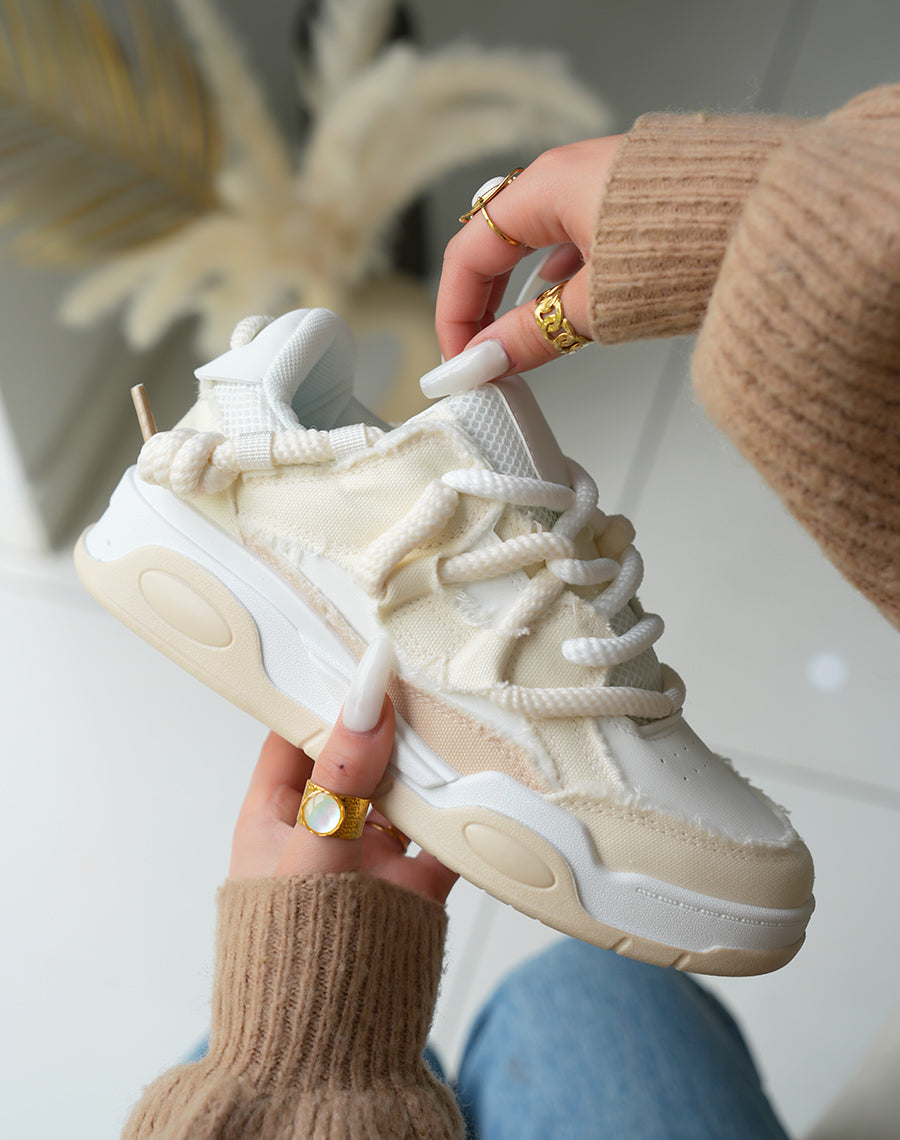 BASKETS BLANC ET BEIGE ? LACET ?PAIS ET ? EFFET JEANS D?CHIR?S