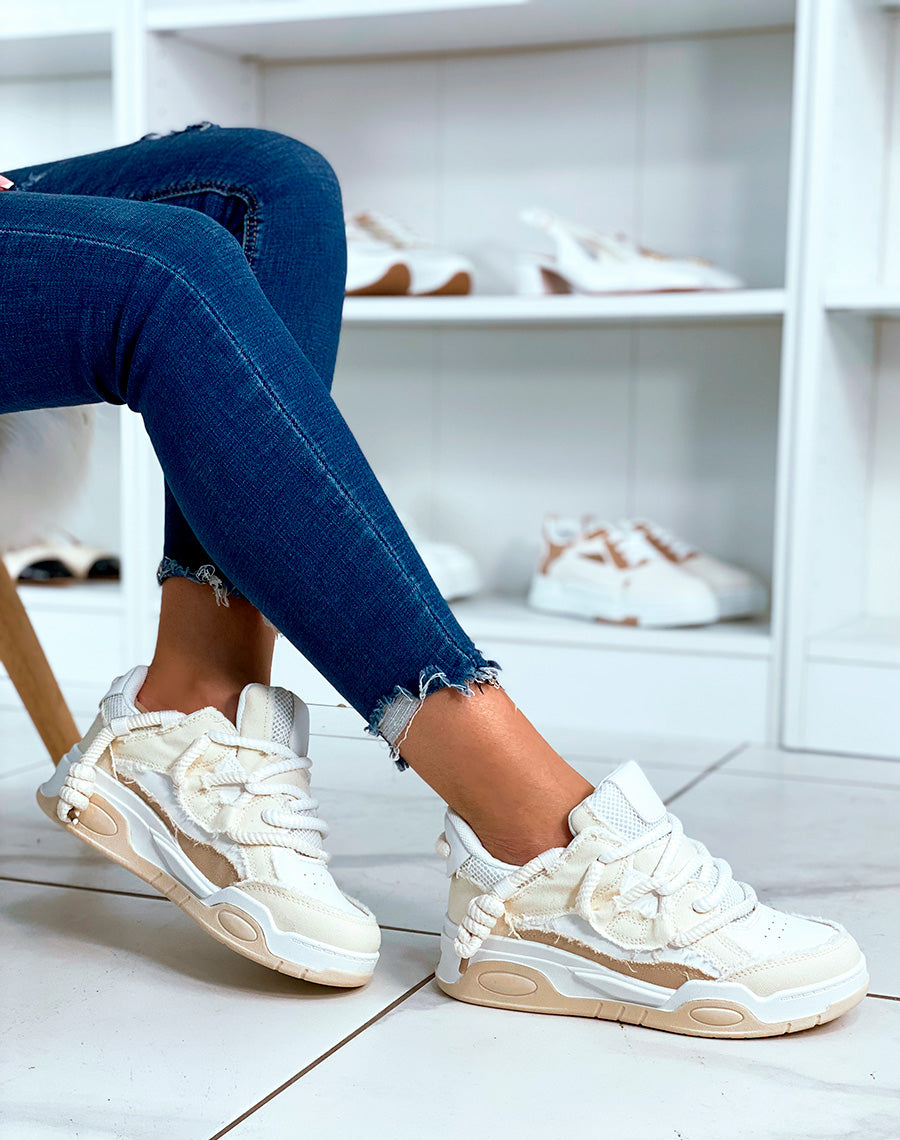 BASKETS BLANC ET BEIGE ? LACET ?PAIS ET ? EFFET JEANS D?CHIR?S