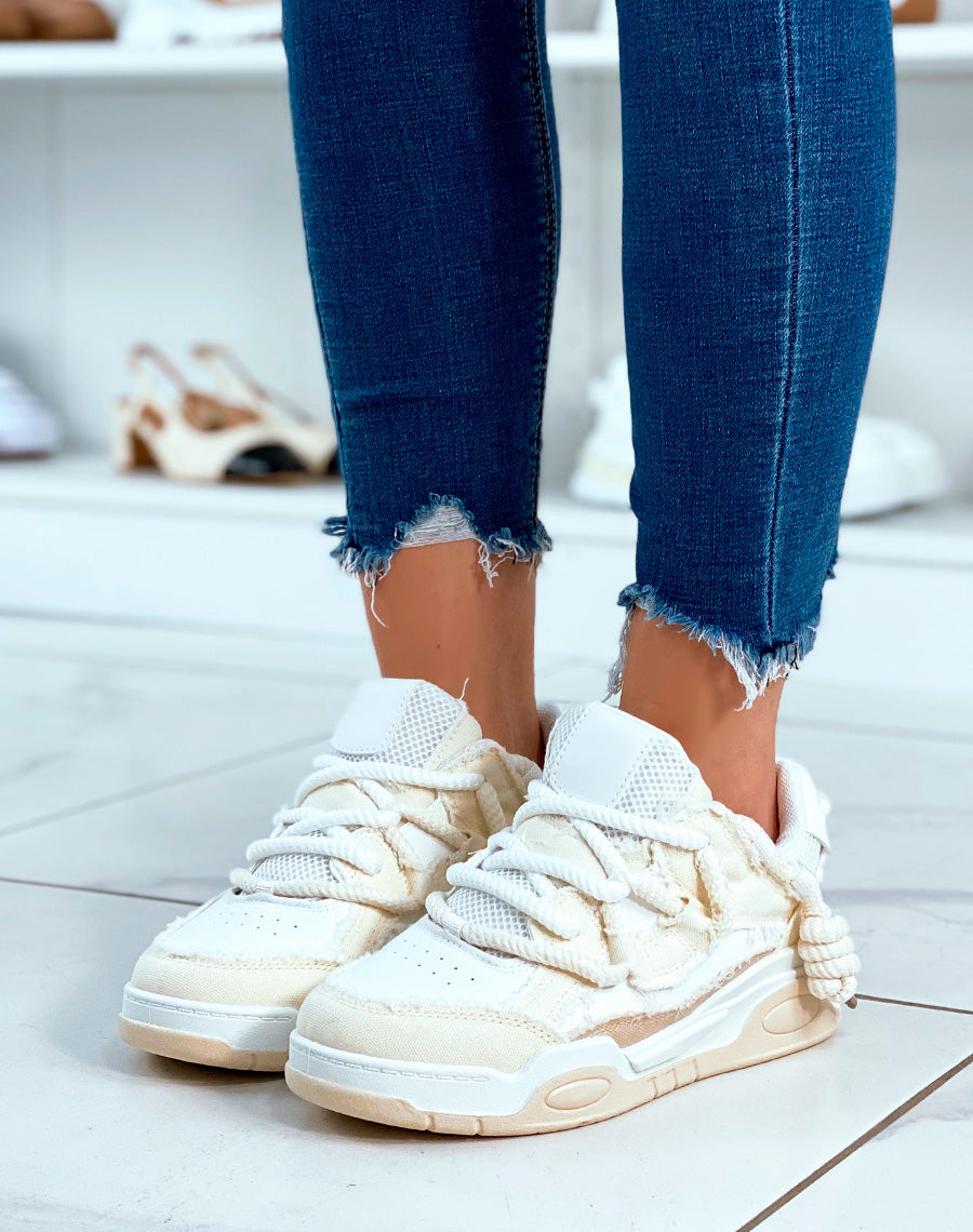 BASKETS BLANC ET BEIGE ? LACET ?PAIS ET ? EFFET JEANS D?CHIR?S