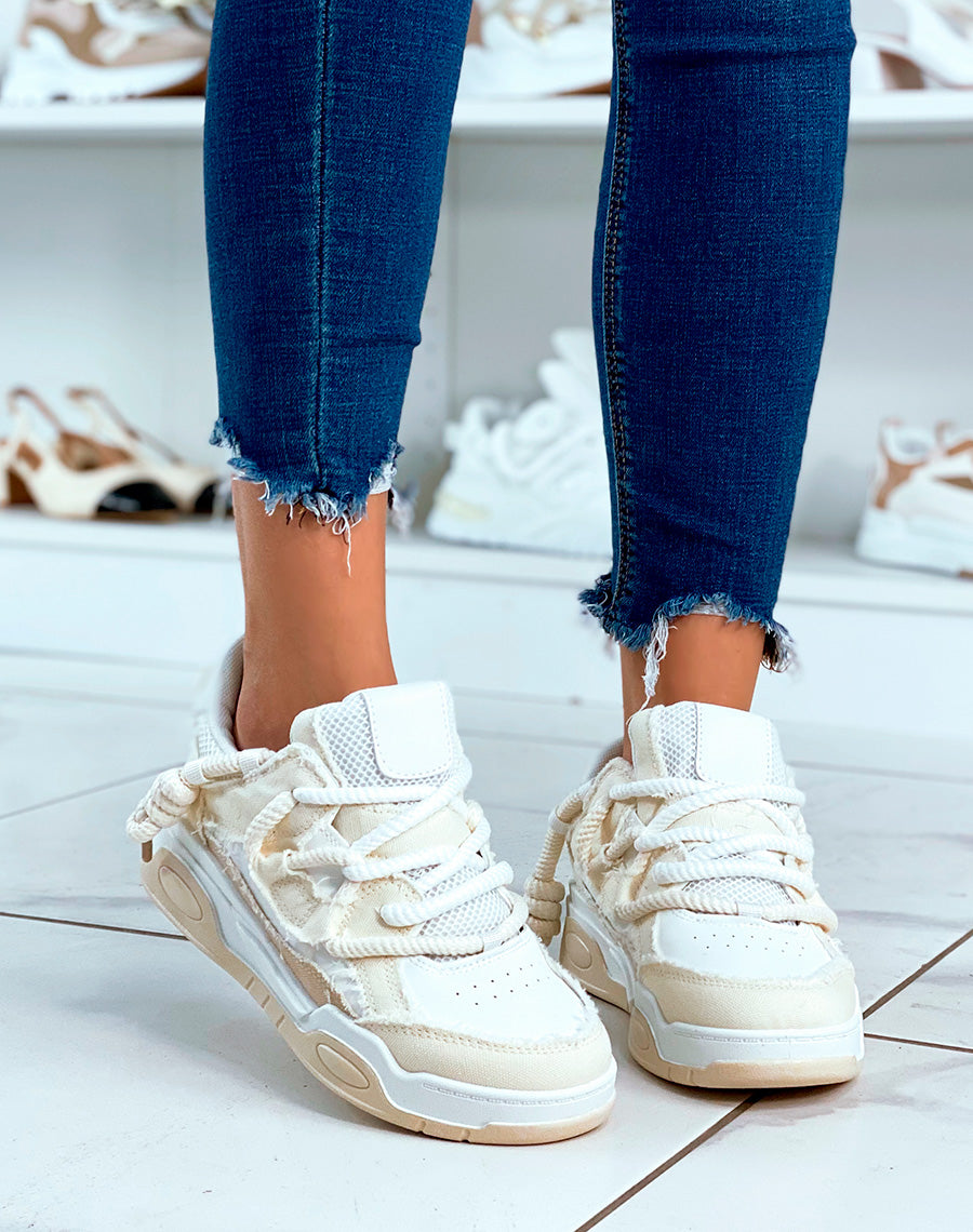 BASKETS BLANC ET BEIGE ? LACET ?PAIS ET ? EFFET JEANS D?CHIR?S