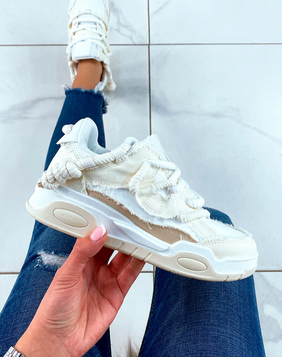 BASKETS BLANC ET BEIGE ? LACET ?PAIS ET ? EFFET JEANS D?CHIR?S