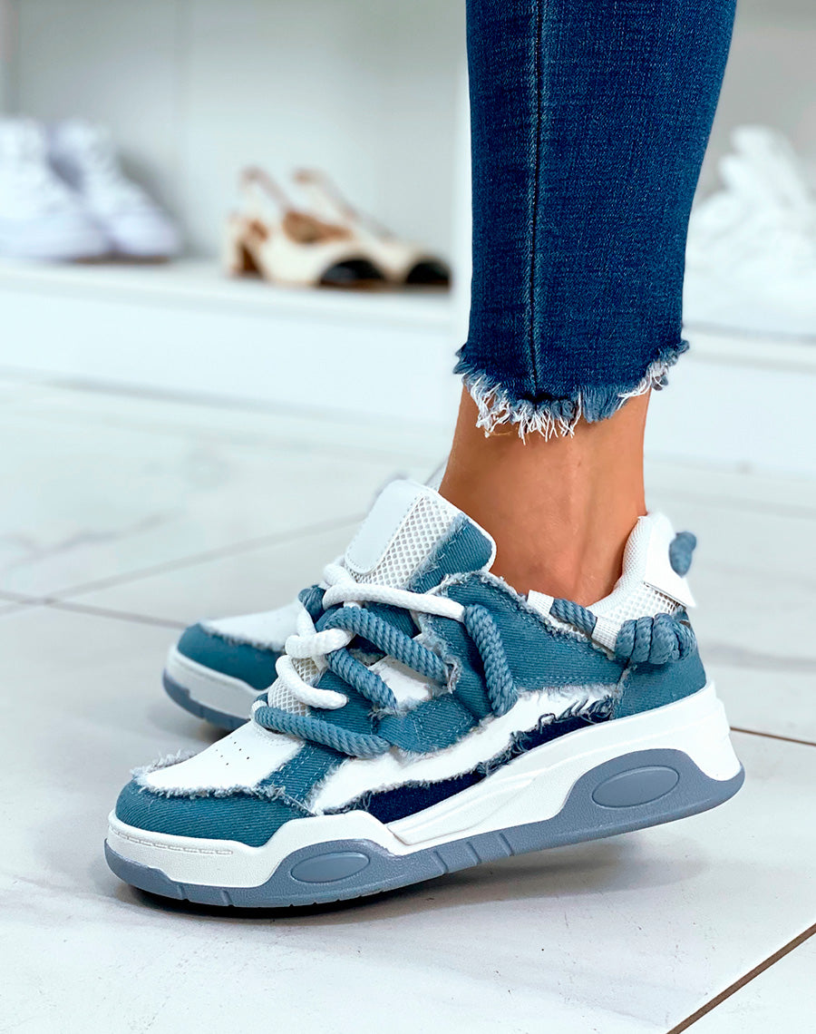 BASKETS BLANC ET BLEU ? LACET ?PAIS ET ? EFFET JEANS D?CHIR?S