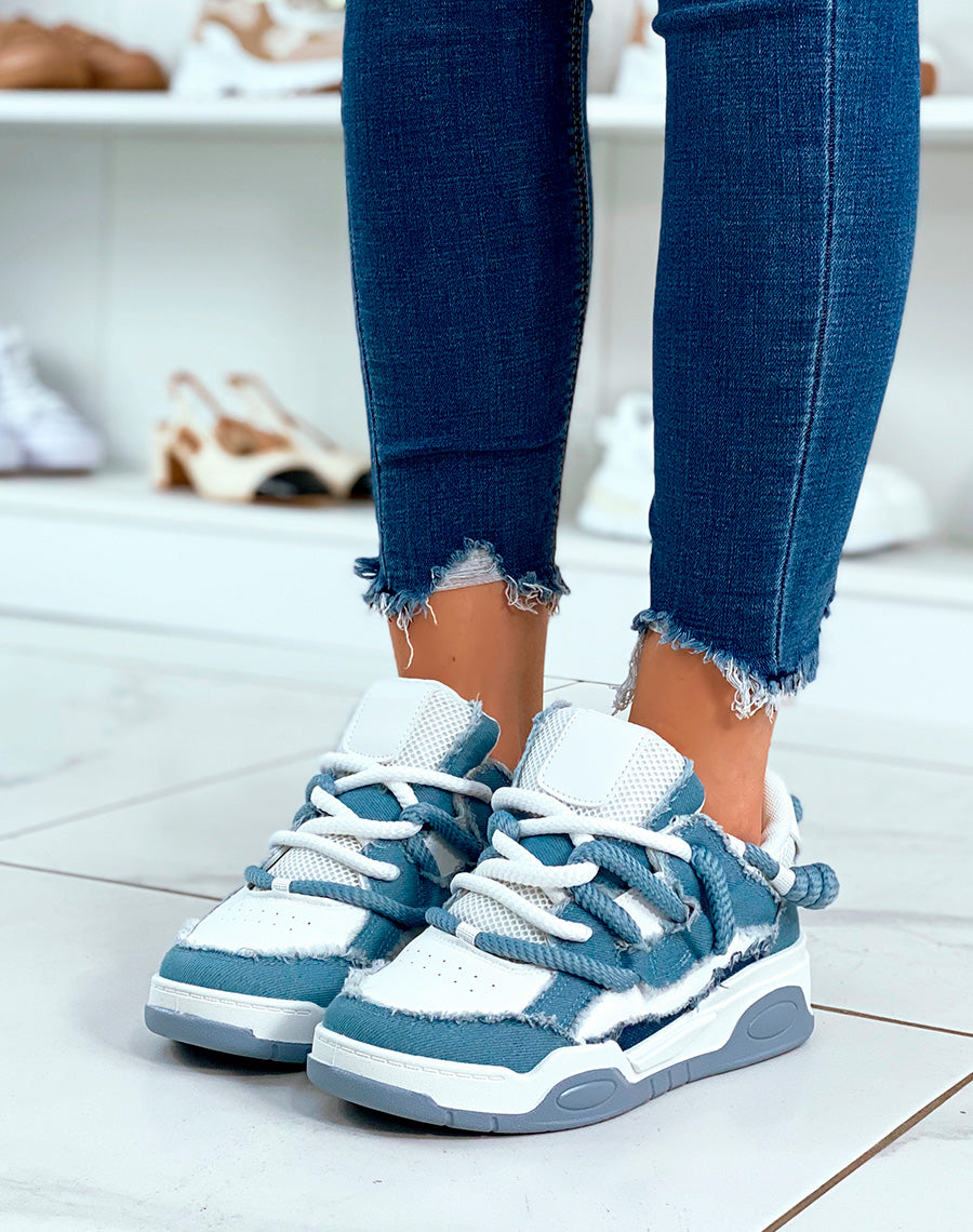 BASKETS BLANC ET BLEU ? LACET ?PAIS ET ? EFFET JEANS D?CHIR?S