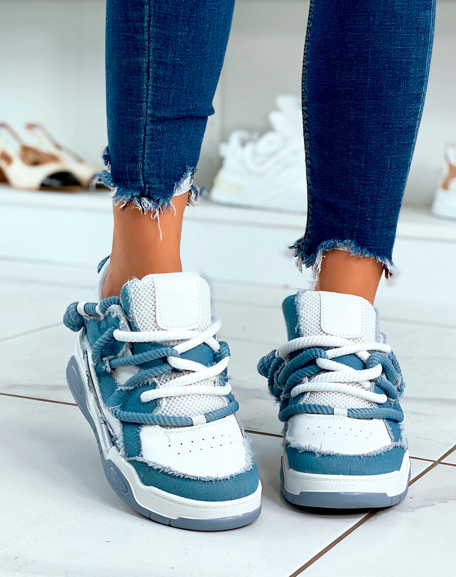 BASKETS BLANC ET BLEU ? LACET ?PAIS ET ? EFFET JEANS D?CHIR?S