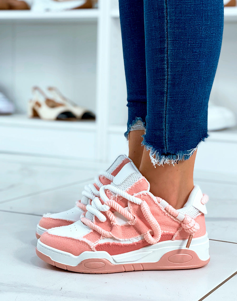 BASKETS BLANC ET ROSE ? LACET ?PAIS ET ? EFFET JEANS D?CHIR?S
