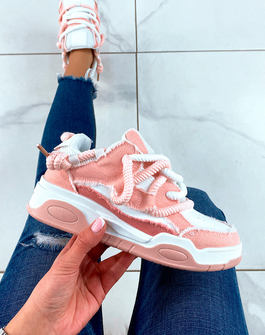 BASKETS BLANC ET ROSE ? LACET ?PAIS ET ? EFFET JEANS D?CHIR?S