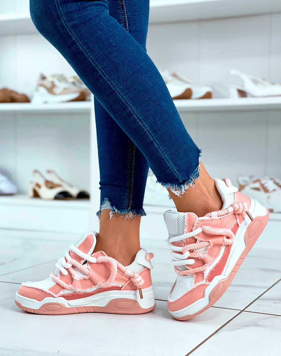 BASKETS BLANC ET ROSE ? LACET ?PAIS ET ? EFFET JEANS D?CHIR?S