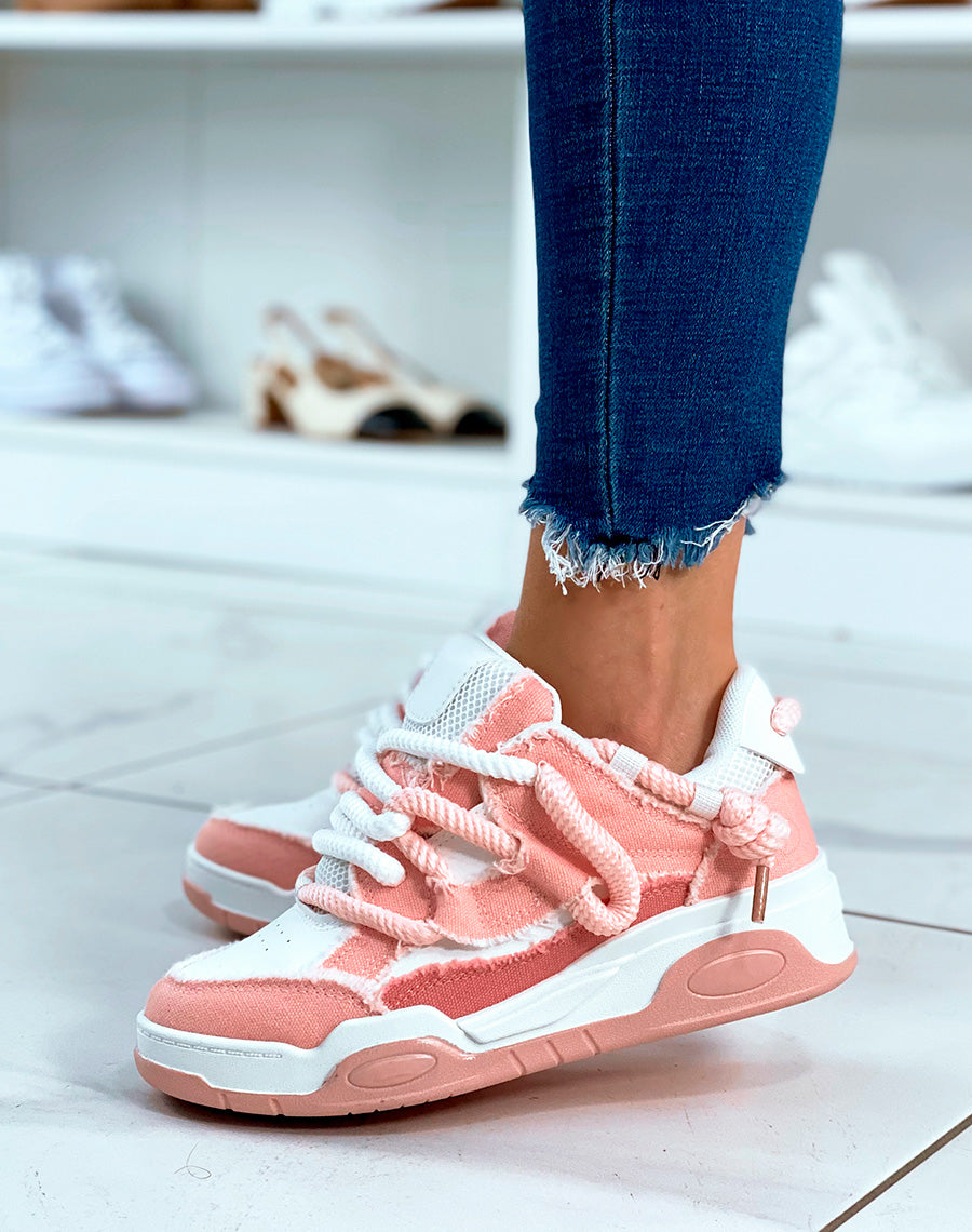 BASKETS BLANC ET ROSE ? LACET ?PAIS ET ? EFFET JEANS D?CHIR?S
