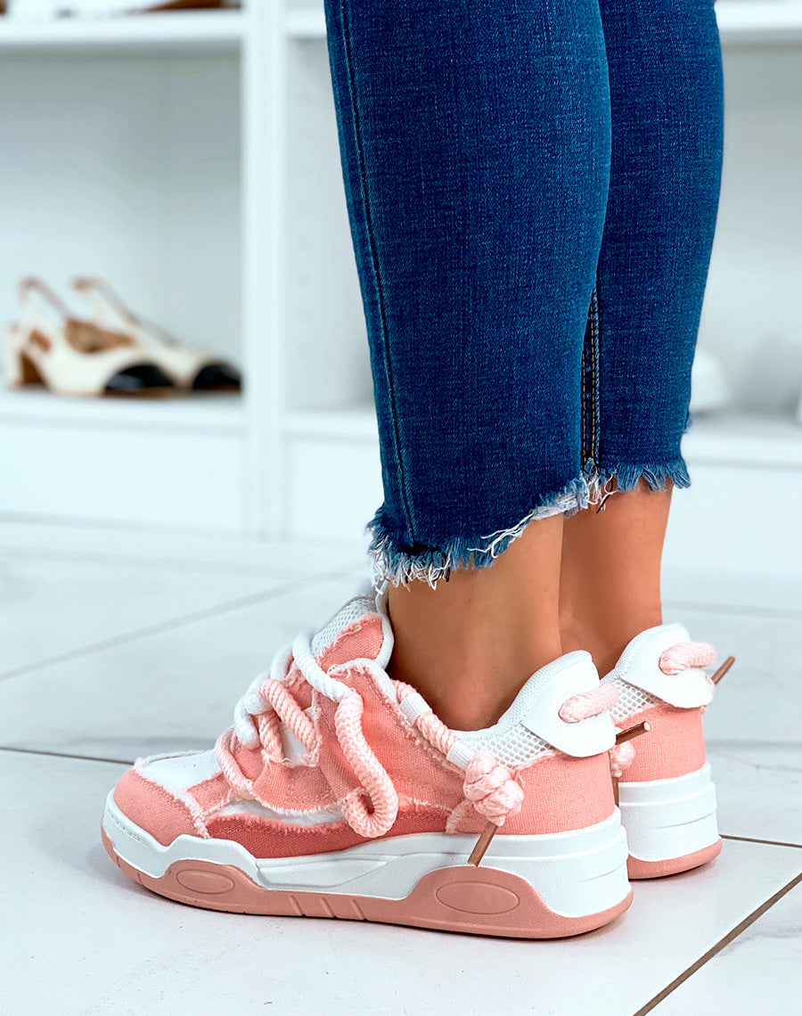 BASKETS BLANC ET ROSE ? LACET ?PAIS ET ? EFFET JEANS D?CHIR?S