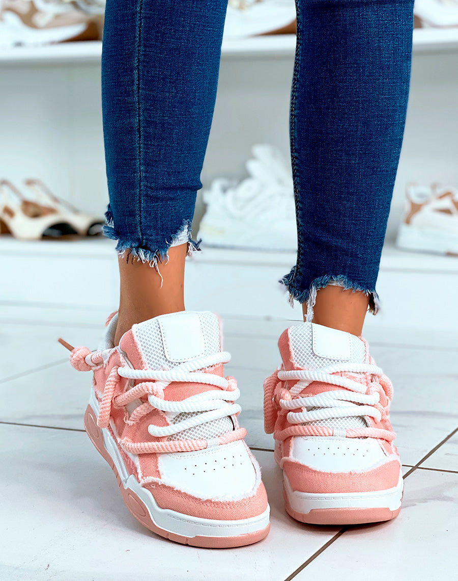 BASKETS BLANC ET ROSE ? LACET ?PAIS ET ? EFFET JEANS D?CHIR?S