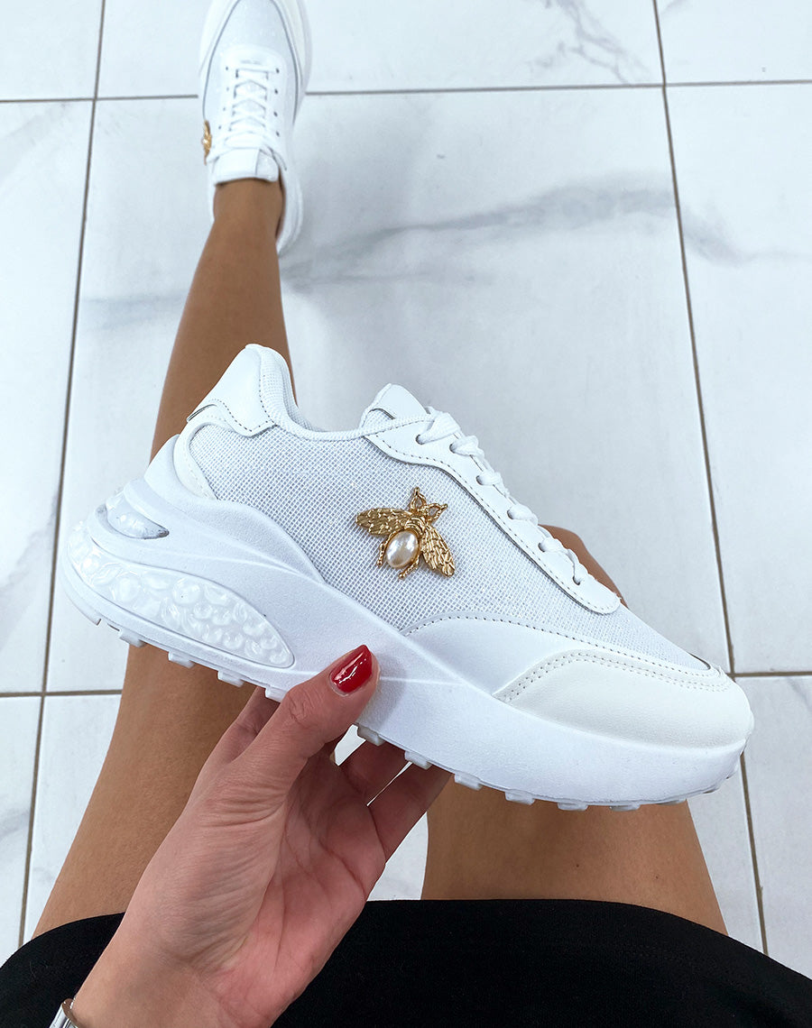 Baskets blanc pailleté à détail en forme d’abeille