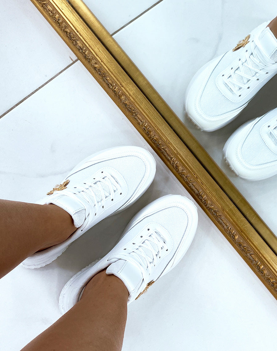 Baskets blanc pailleté à détail en forme d’abeille