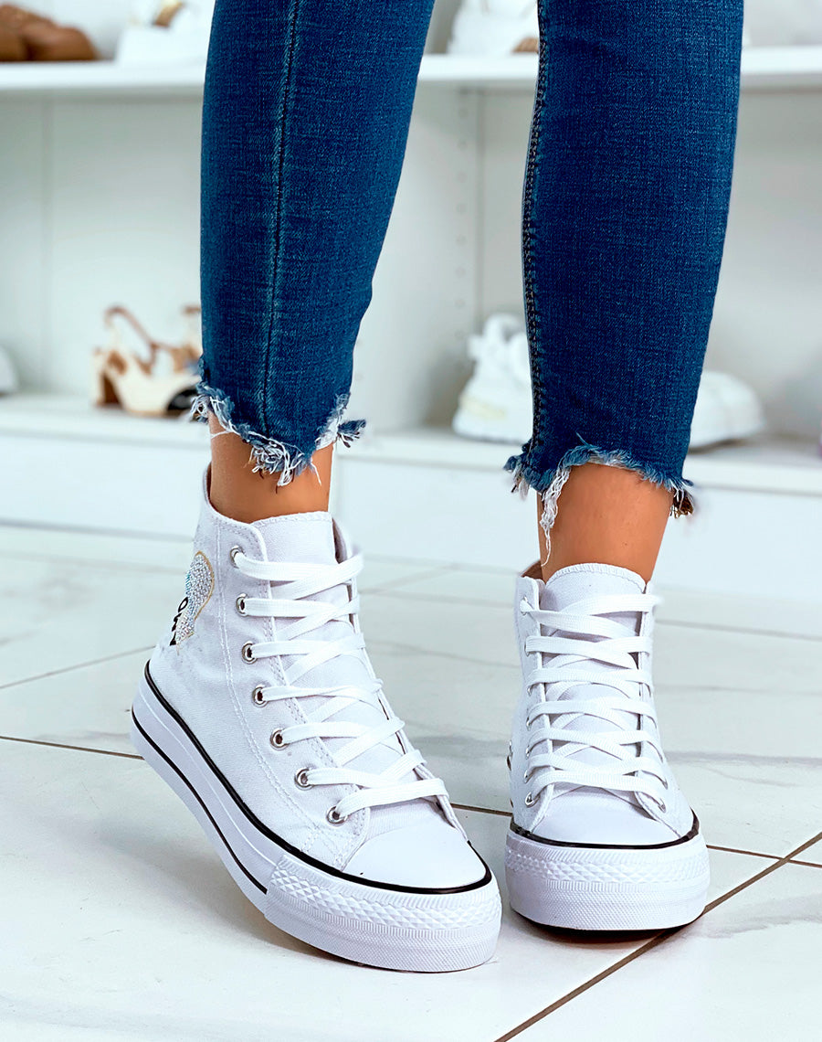 Baskets blanche montantes à lacets avec détail strass et inscription