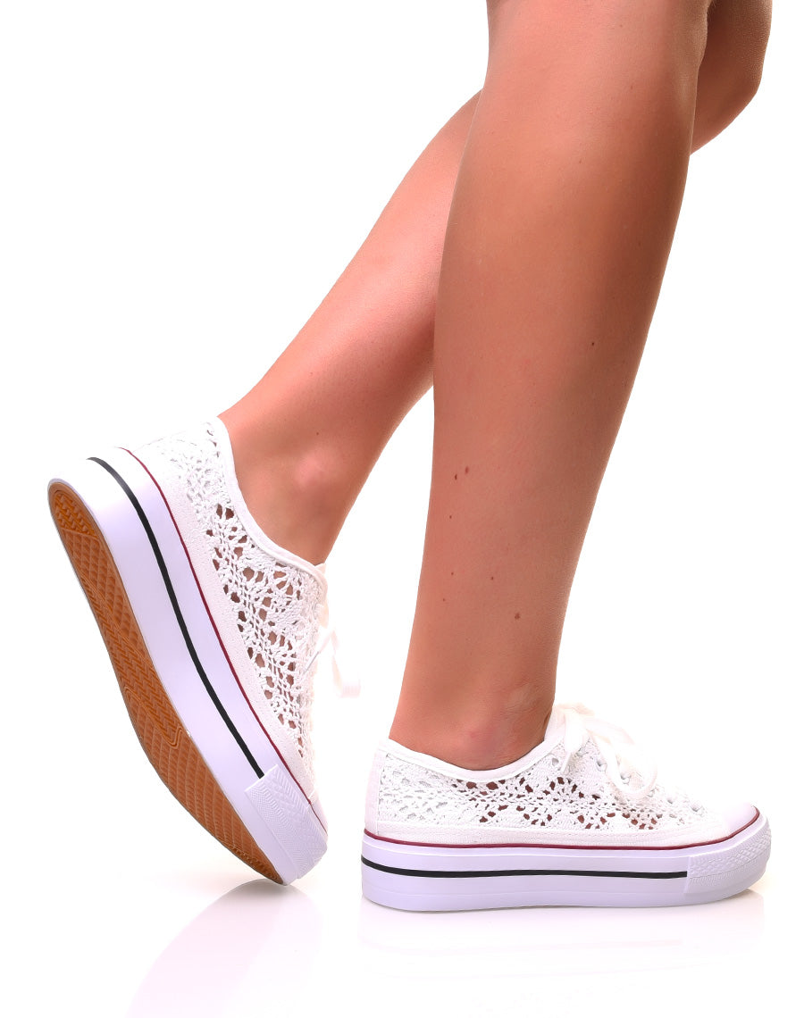 Baskets blanches ajourées effet dentelle à plateformes