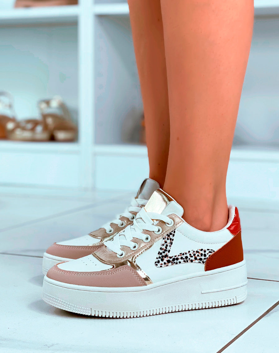 Baskets blanches aux empiècements tricolores et détails guépard
