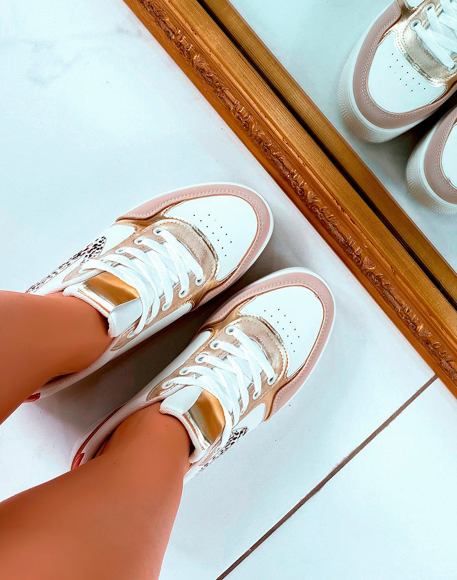 Baskets blanches aux empiècements tricolores et détails guépard