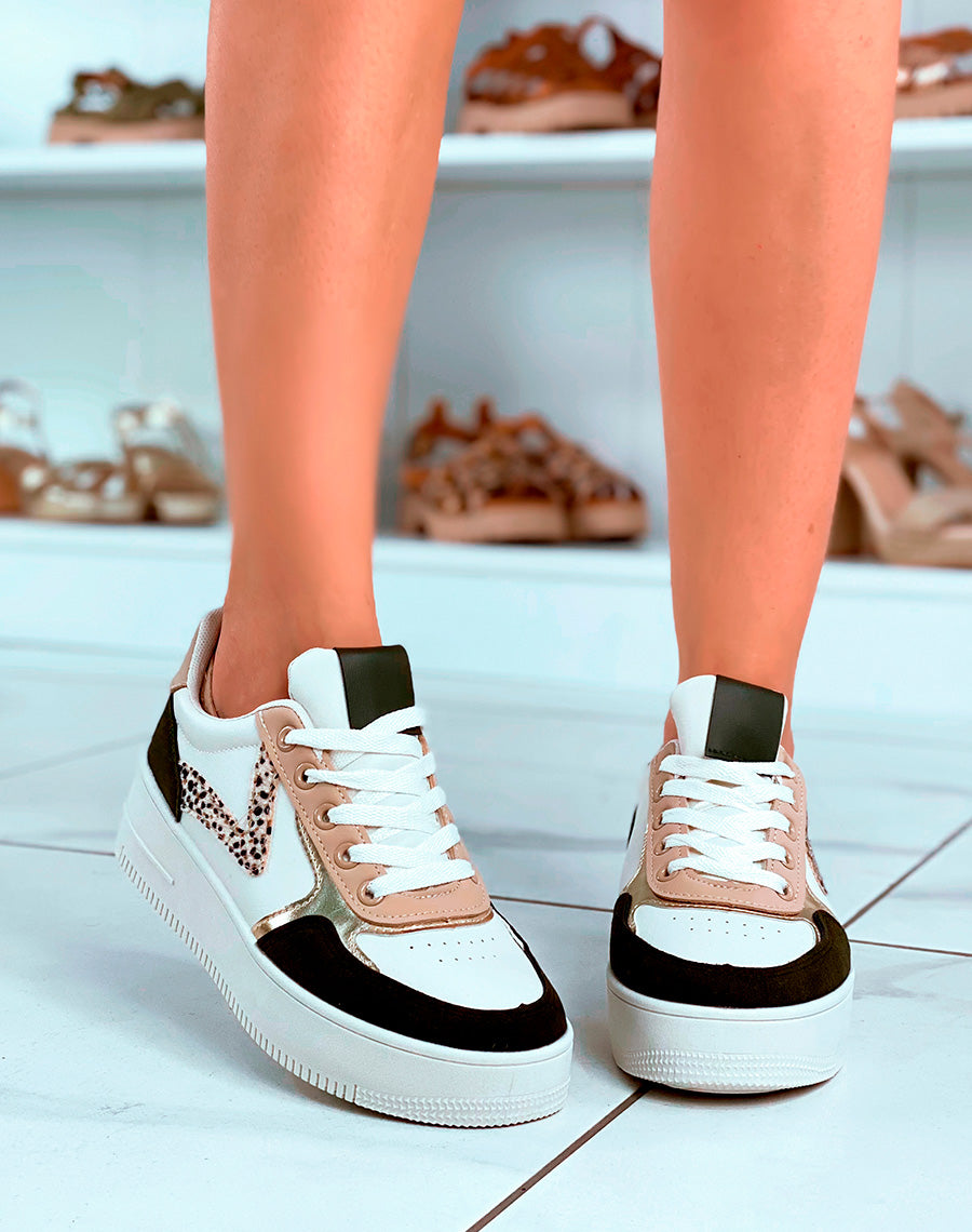 Baskets blanches aux empiècements tricolores et détails guépard