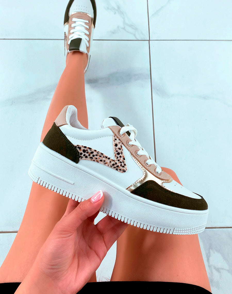 Baskets blanches aux empiècements tricolores et détails guépard
