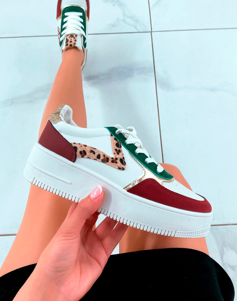Baskets blanches aux empiècements tricolores et détails léopard