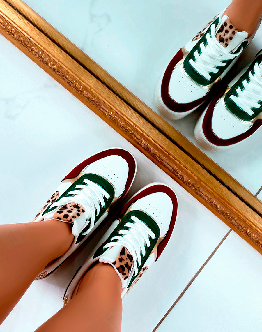 Baskets blanches aux empiècements tricolores et détails léopard