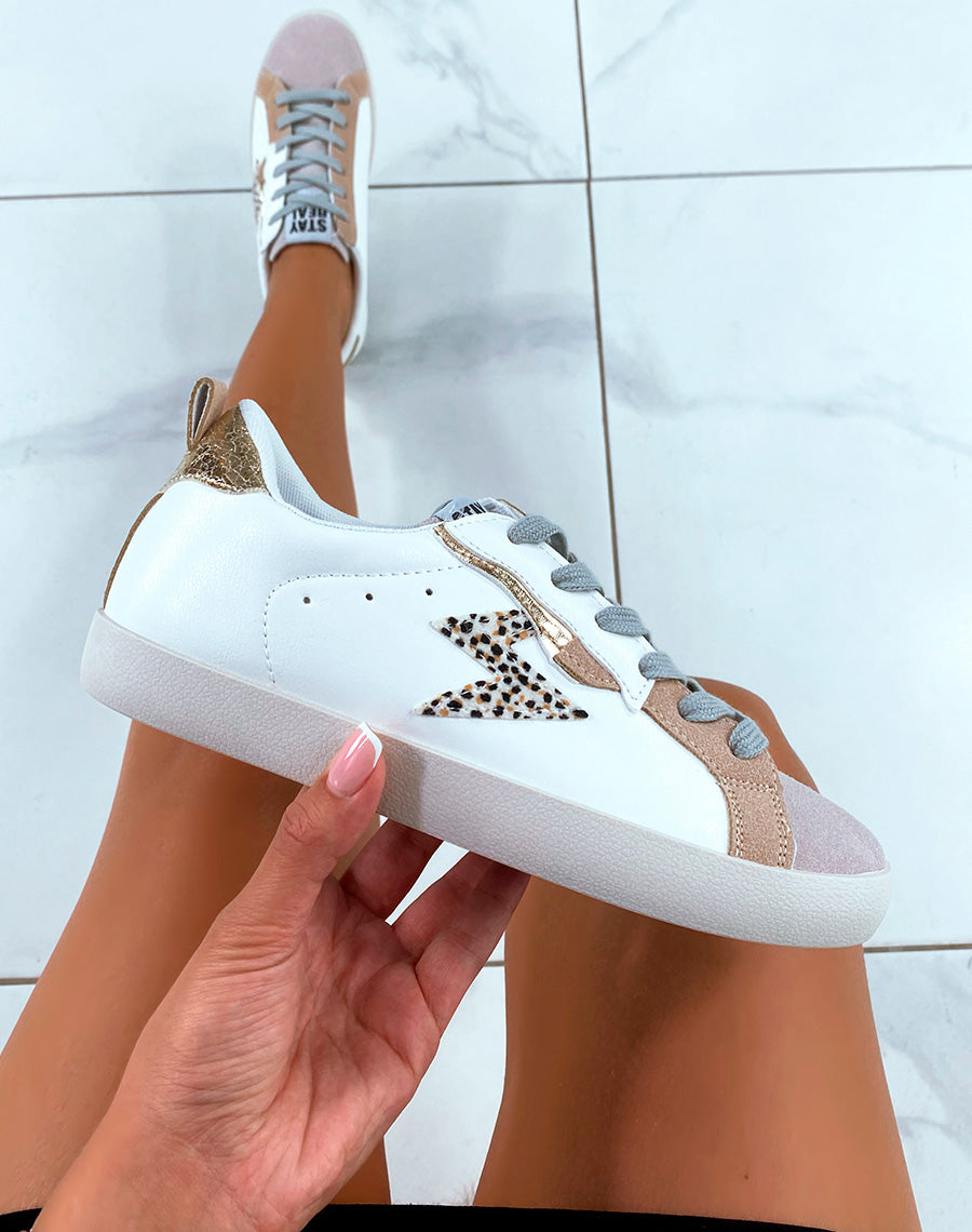 Baskets Blanches aux Empiècements Tricolores : Une Subtile Originalité