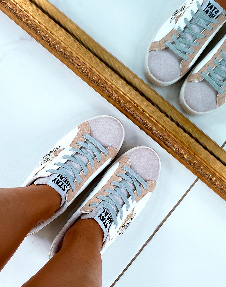 Baskets Blanches aux Empiècements Tricolores : Une Subtile Originalité