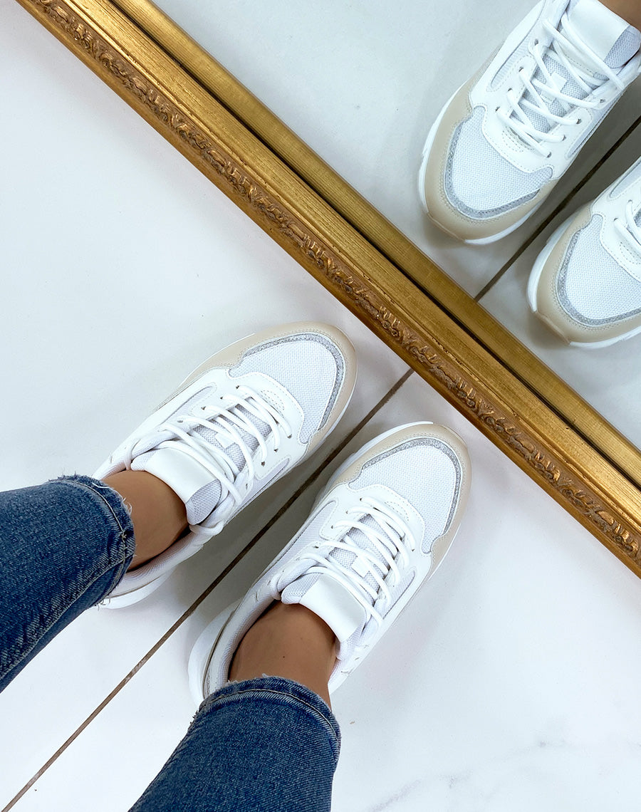 Baskets blanches avec détails beiges et grises