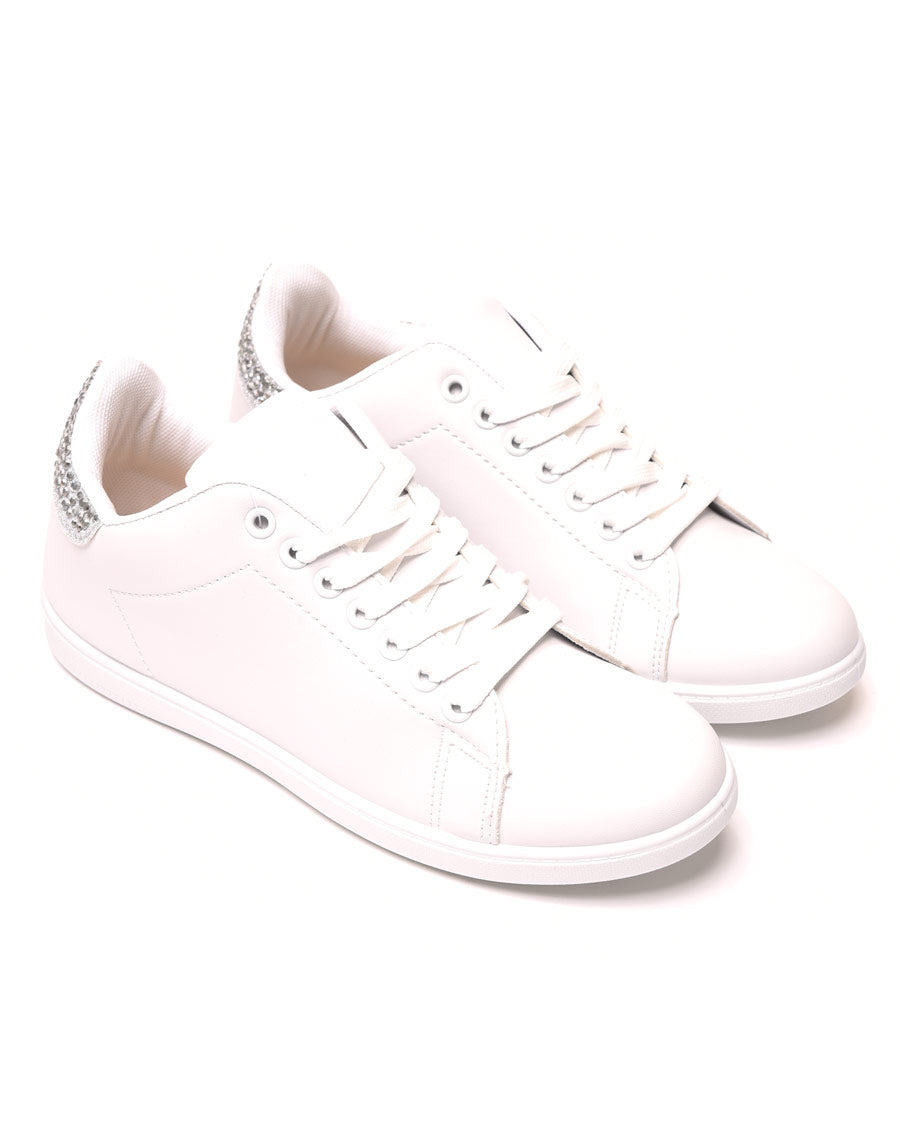 Baskets blanches avec détails strass argentés à l'arrière