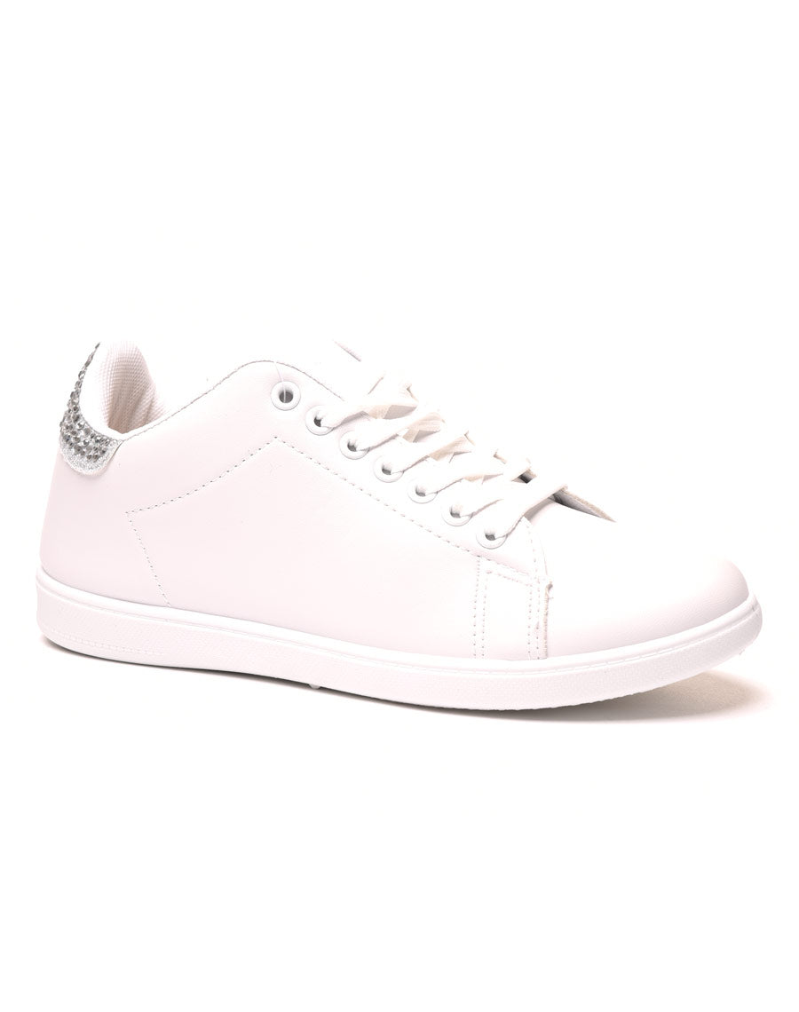 Baskets blanches avec détails strass argentés à l'arrière