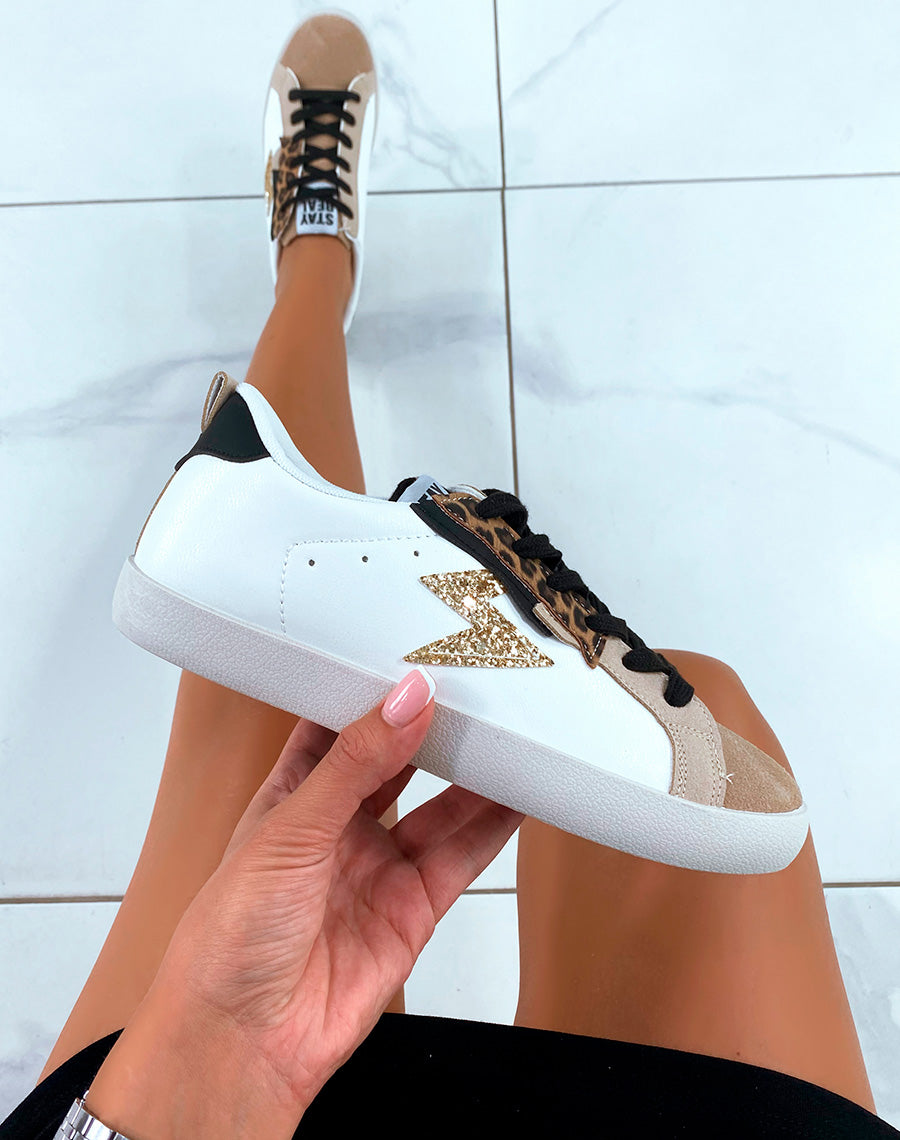Baskets Blanches avec des Accents Chics : Tricolores et Léopard