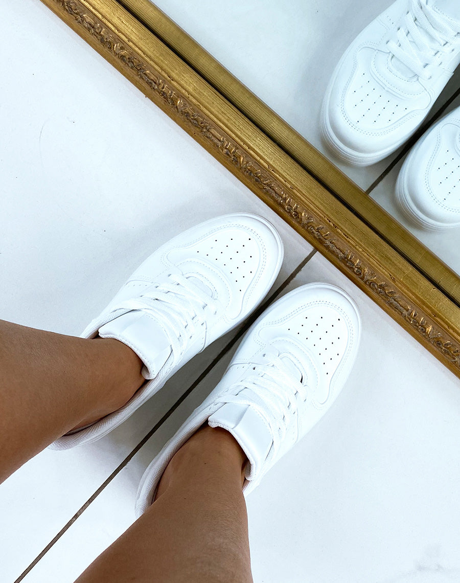 Baskets blanches avec des surpiqures