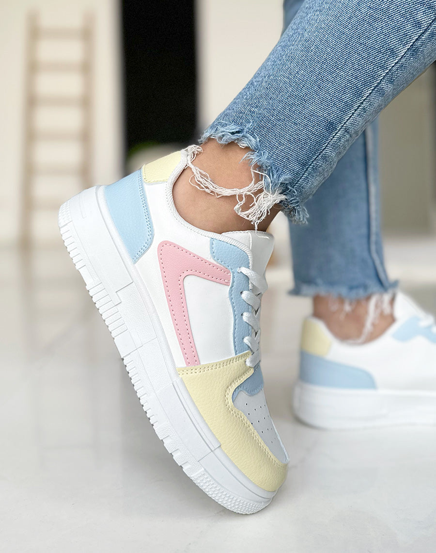 Baskets blanches avec empiècements colorés