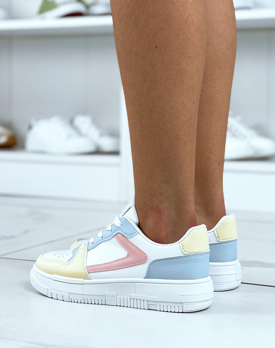 Baskets blanches avec empiècements colorés