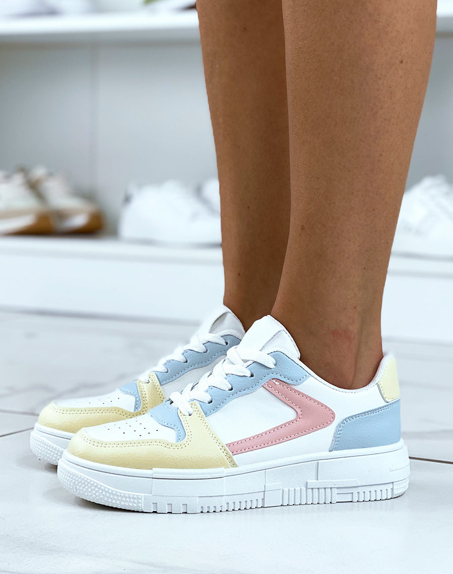 Baskets blanches avec empiècements colorés